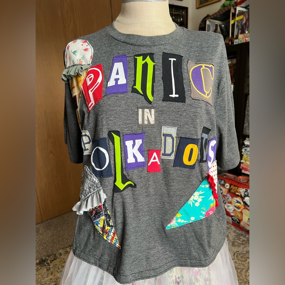 Ransom Note Letters - Crop Tee - Dark Grey Panic